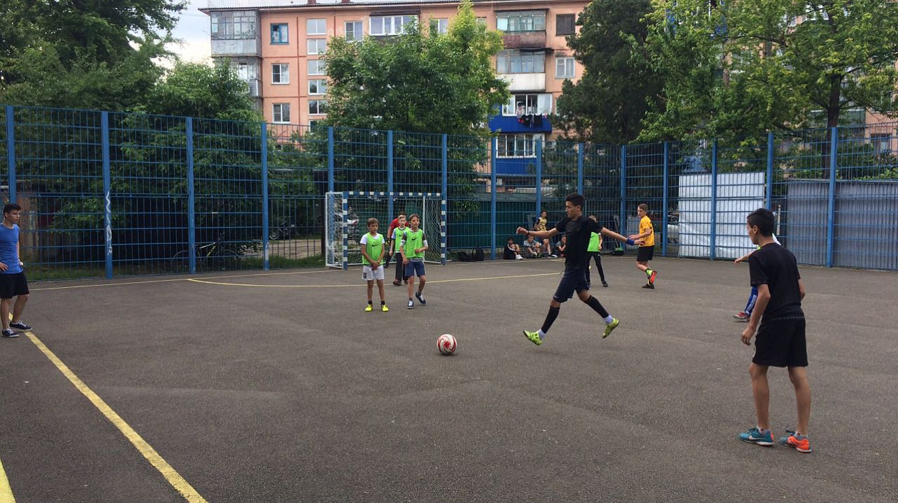 Команды краснодарской Лиги дворового футбола провели матч посвященный Дню массового футбола