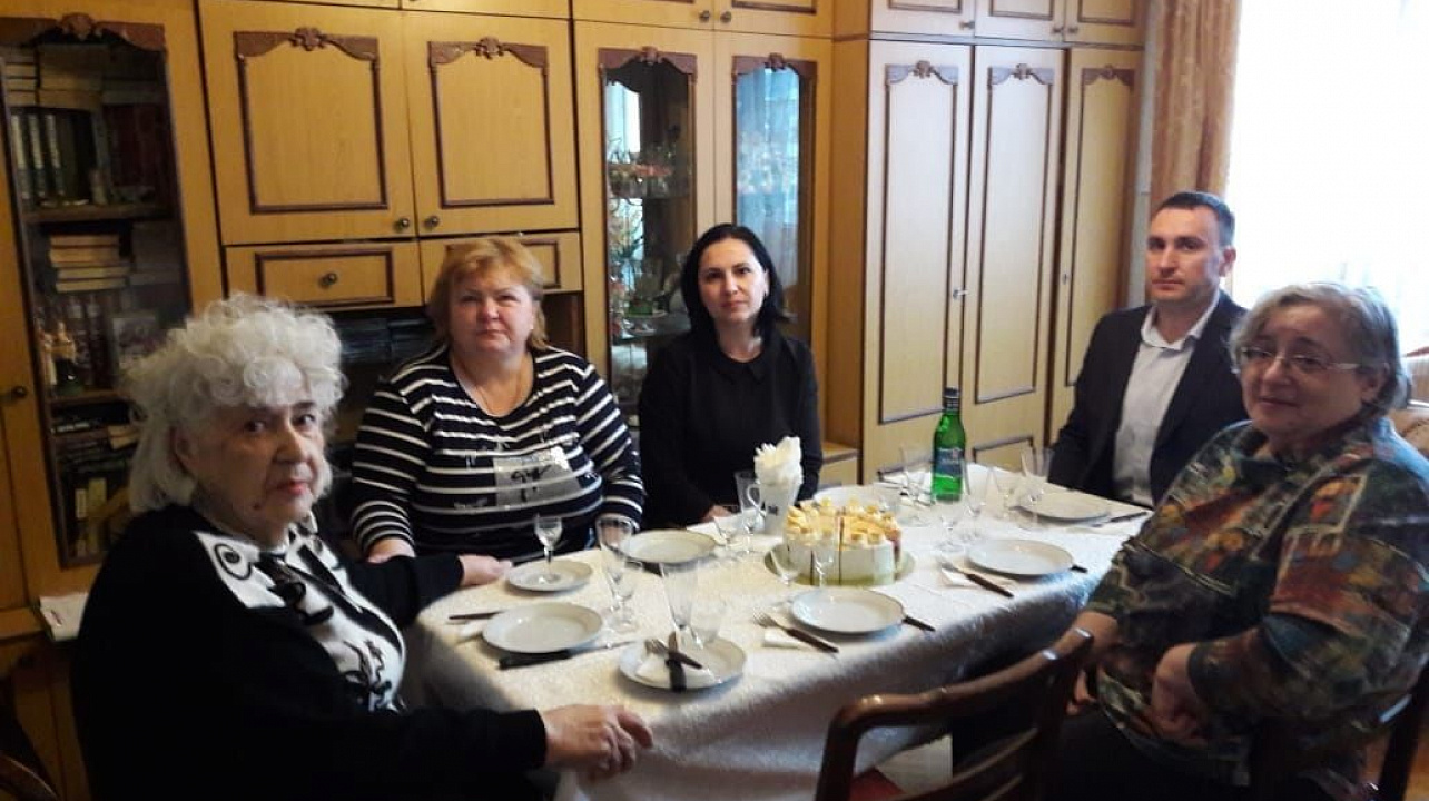 Глава Прикубанского округа Александр Журавлев и его заместители навестили вдов Героев Советского Союза и России накануне Дня Героев Отечества