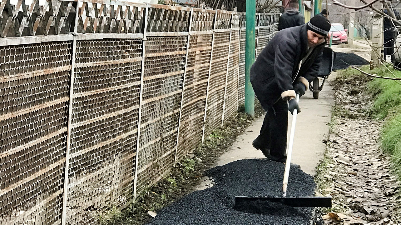 В станице Елизаветинской отремонтируют тротуар по улице Красноармейской