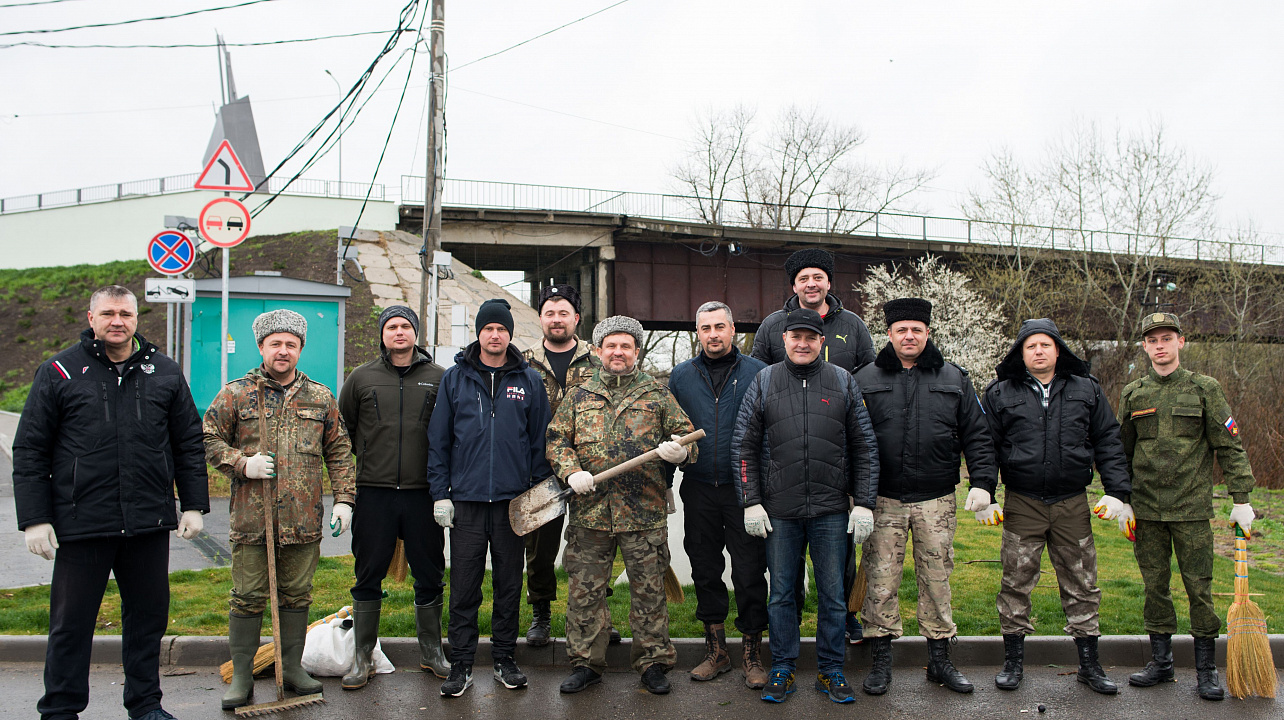 Утро суббота, кто куда, а мы - на субботник!