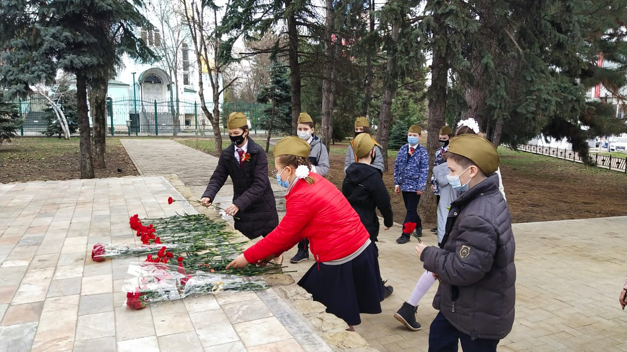 В Прикубанском округе у всех памятников героям Великой Отечественной войны прошли памятные мероприятия и возложение цветов