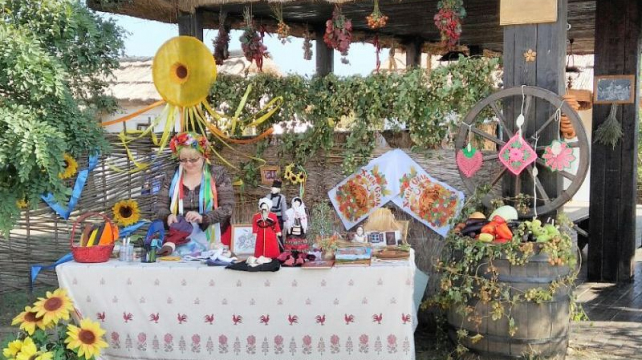 Сотрудники библиотеки Центрального округа приняли участие в  этническом фестивале «Смачный борщец»