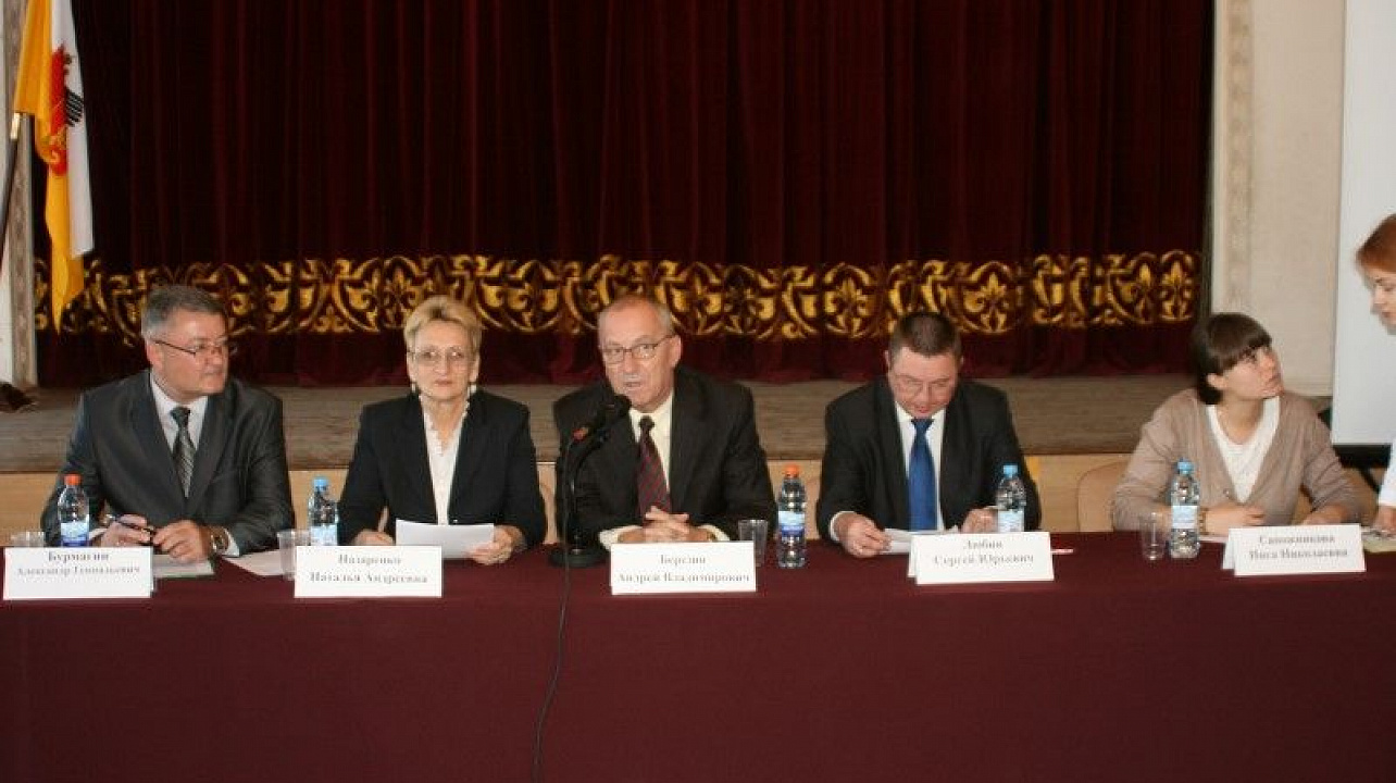 В Краснодаре прошёл «круглый стол» с участием лидеров школьного самоуправления.JPG