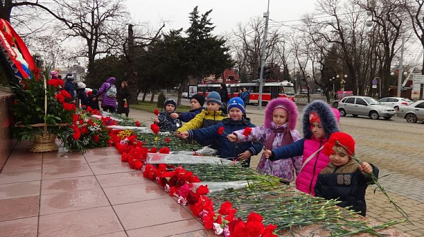 Воспитанники детского сада № 104 возложили цветы к памятнику Воину-освободителю