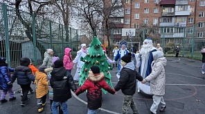 В Центральном округе стартовал цикл праздничных новогодних праздников «Ёлка в каждый двор» 