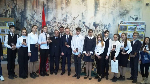 14-летним гражданам Западного округа торжественно вручили паспорта