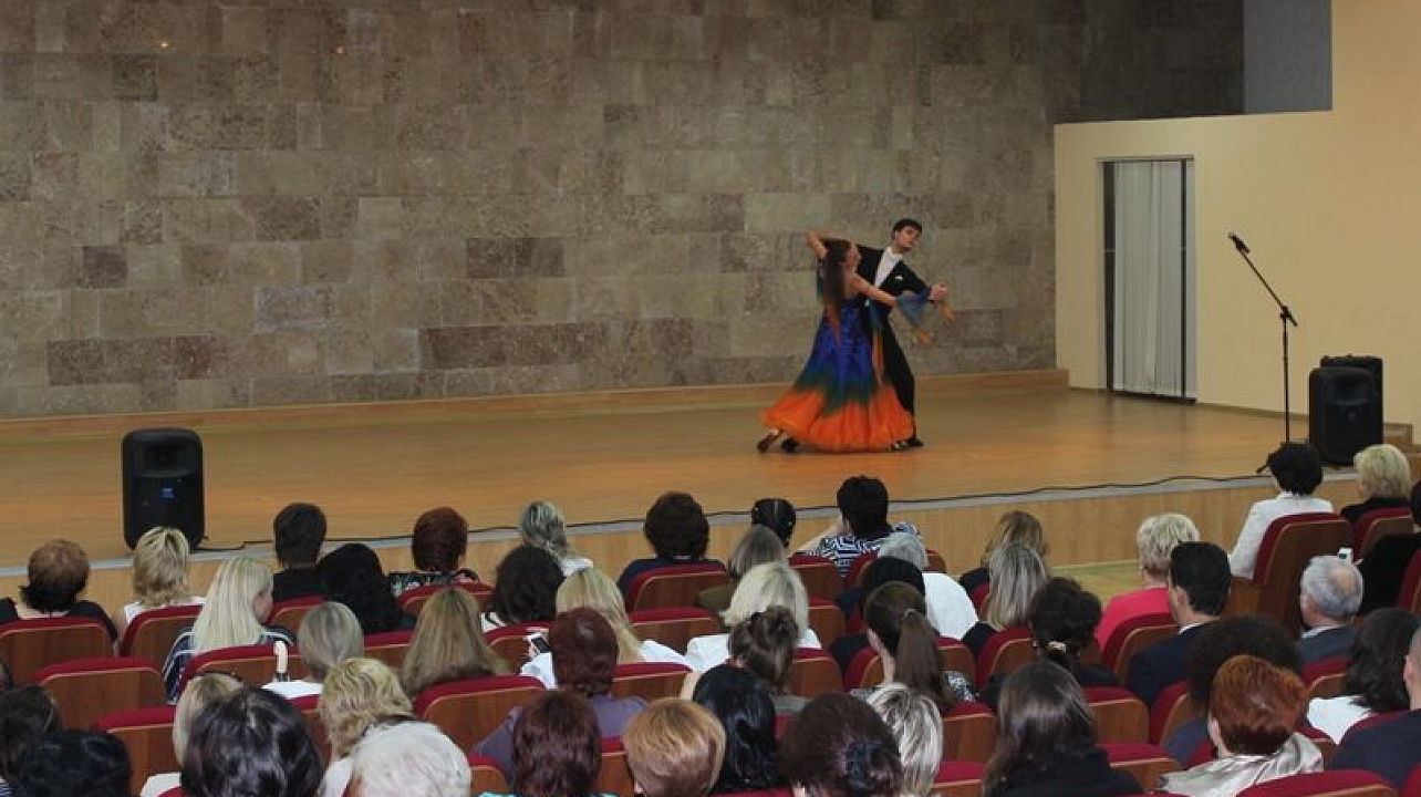 В администрации Центрального округа поздравили учителей с профессиональным праздником