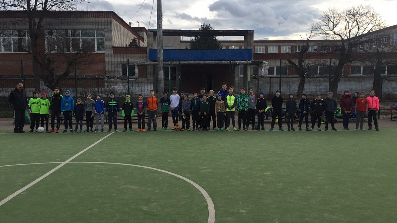 Юные краснодарки играют в футбол