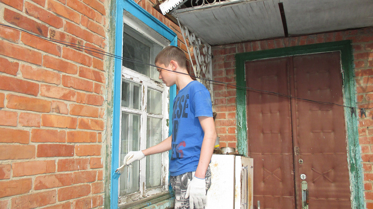 Председатель ТОС вместе со школьниками навели порядок на придомовой территории ветерана ВОВ