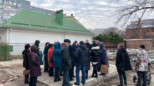 В Западном округе прошла встреча представителей администрации с жителями по вопросу благоустройства площадки на проезде Ватутина