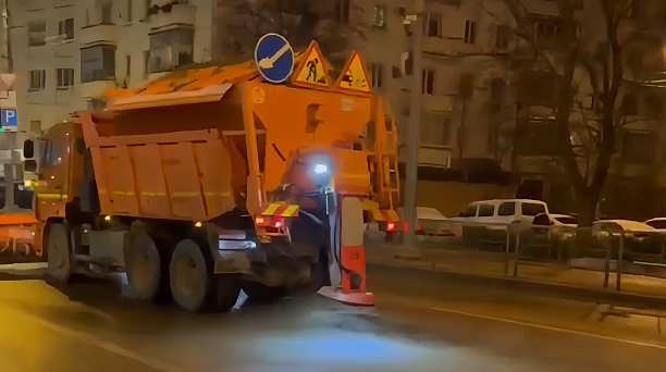 Путепроводы Краснодара ночью 15 декабря обработали противогололёдными материалами