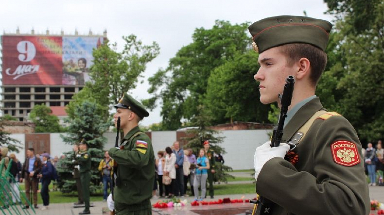 Жители Центрального округа приняли участие в церемонии возложения венков и цветов к Вечному огню