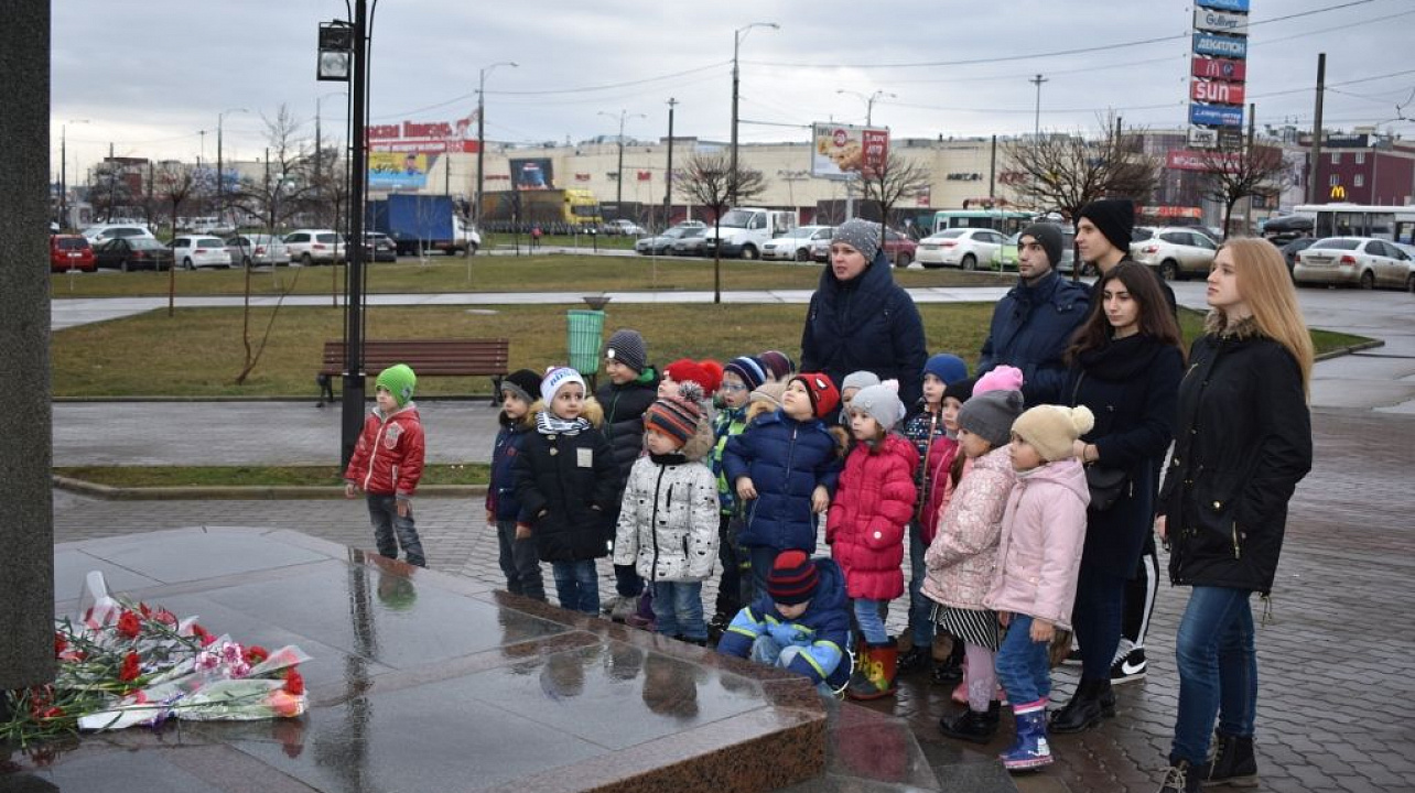 Возложение цветов к памятнику Александра Покрышкина