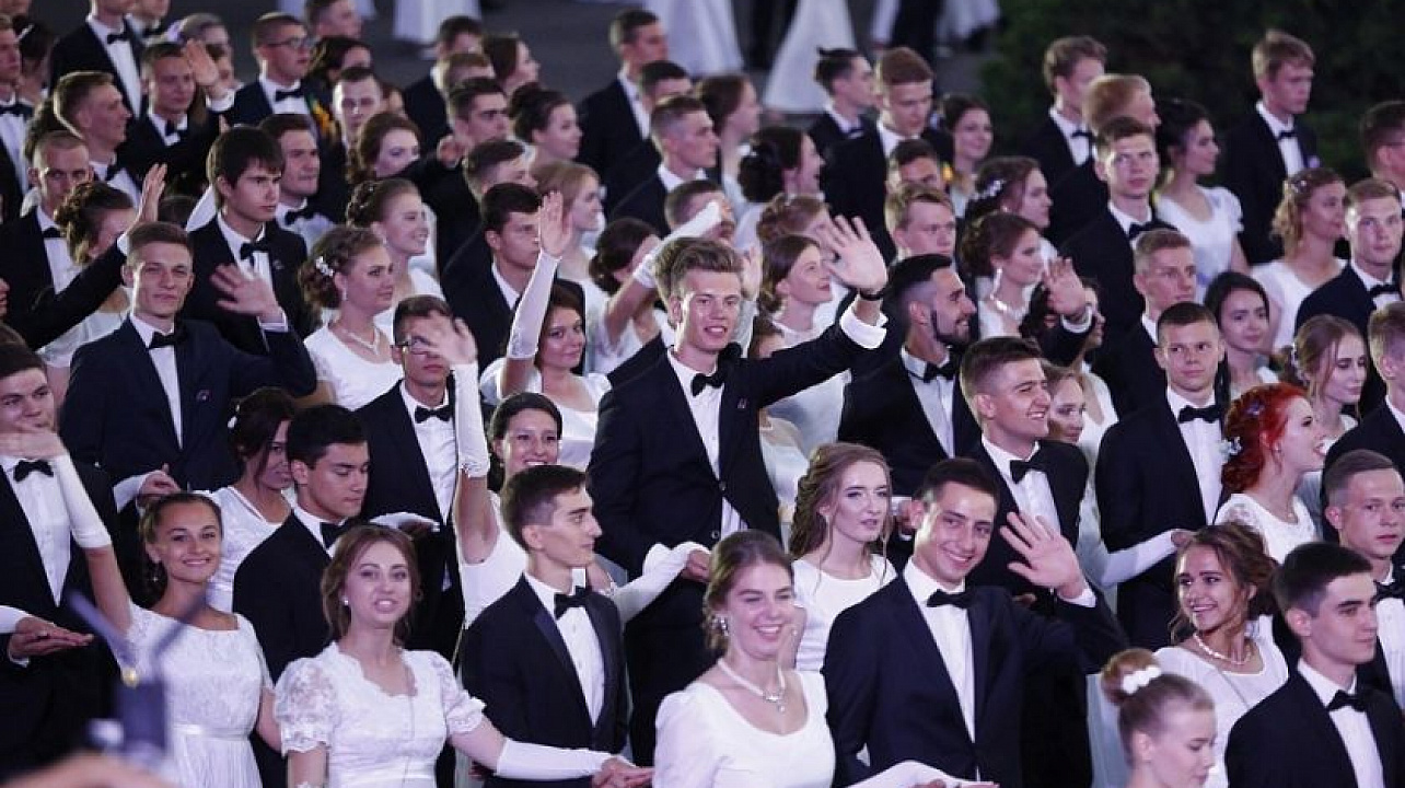 Выпускники Западного округа приняли участие в Губернаторском балу