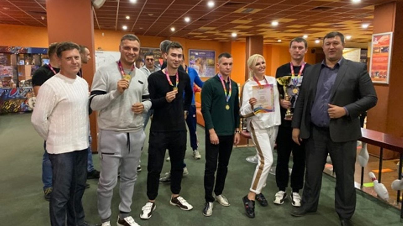 Команда Западного округа одержала победу в турнире по боулингу