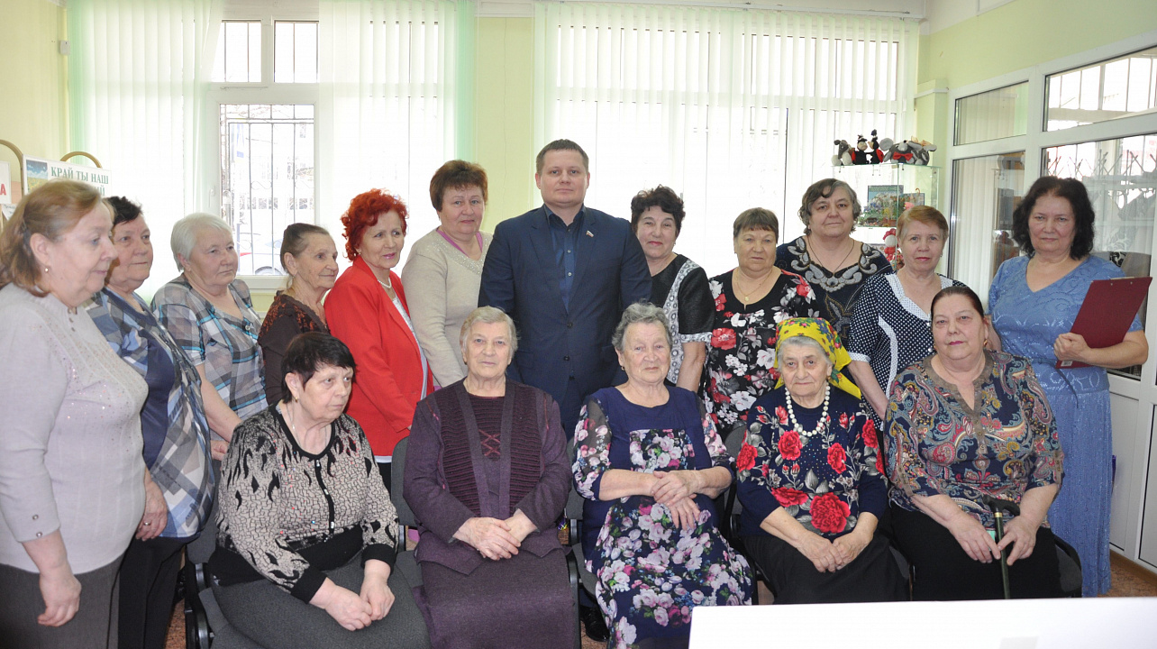 Депутат гордумы Сергей Быков поздравил жительниц поселка Колосистого с Международным женским днем