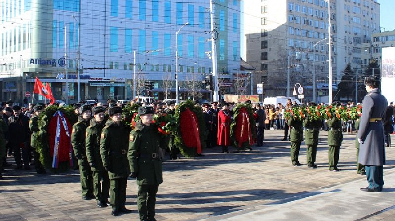Жители Центрального округа приняли участие в торжественном митинге у Вечного огня