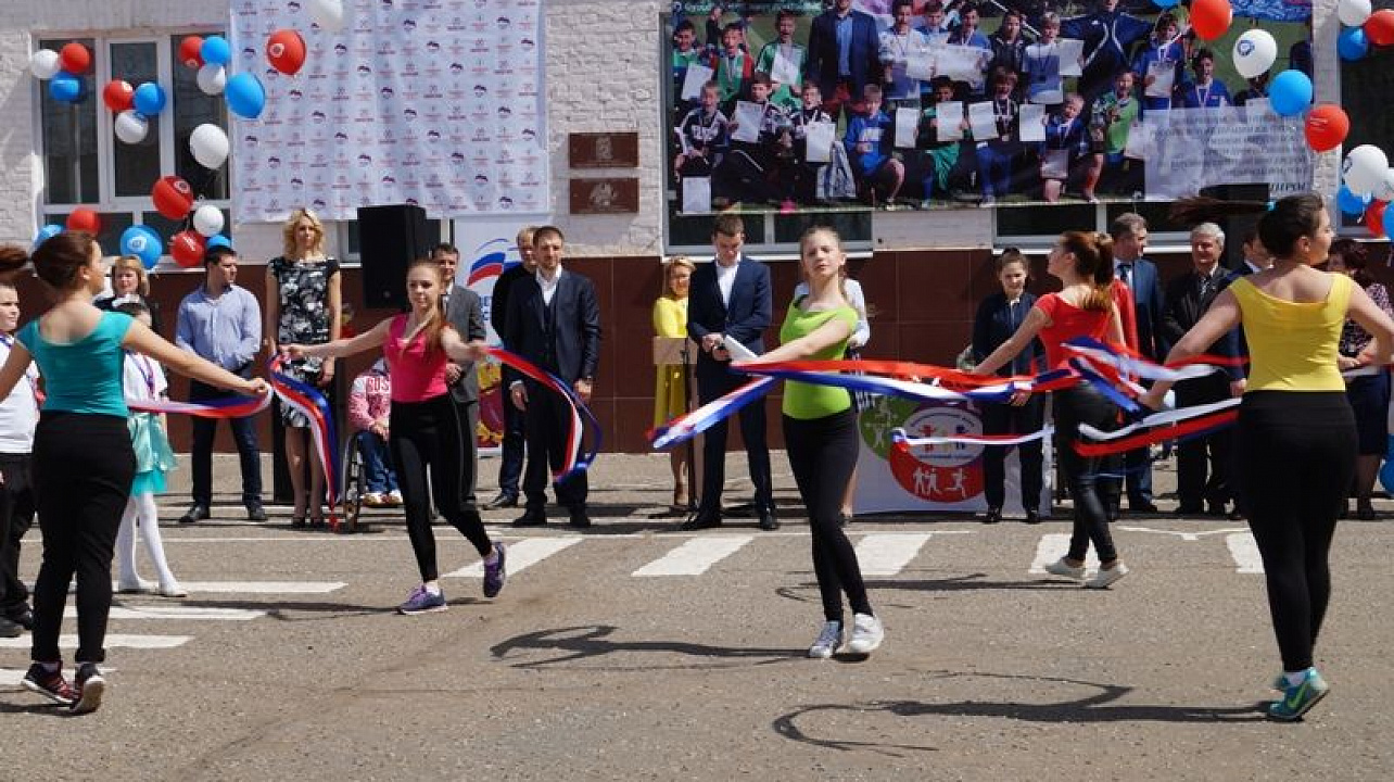 Школе № 10 Центрального округа вручили сертификат на получение спортивного инвентаря