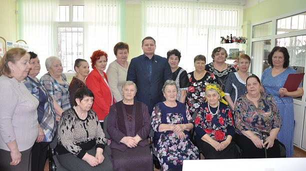 Депутат гордумы Сергей Быков поздравил жительниц поселка Колосистого с Международным женским днем