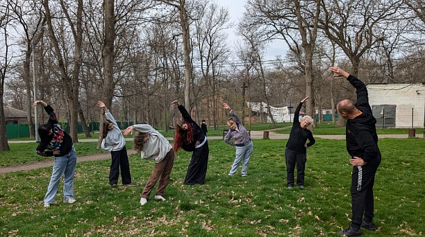 Спорту все возрасты покорны! В Центральном округе возобновились занятия гимнастикой на свежем воздухе