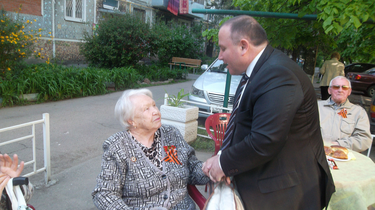 Во дворах жилых домой избирательного округа № 27 прошли праздничные мероприятия, посвященные Дню Победы