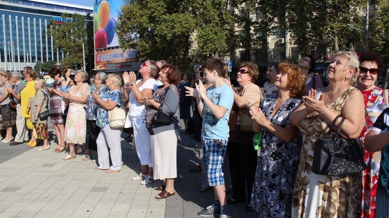 Общественность Центрального округа приняла участие в церемонии поднятия флага