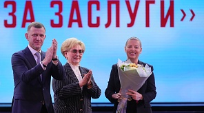 Евгений Наумов и Вера Галушко вручили Маргарите Симоньян знак «Почётный гражданин города Краснодара»