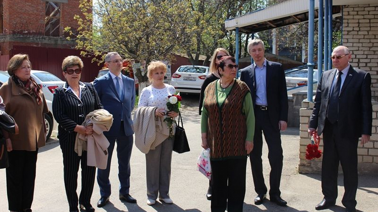 В Центральном округе открыли мемориальную доску Заслуженному журналисту Кубани Александру Гикало