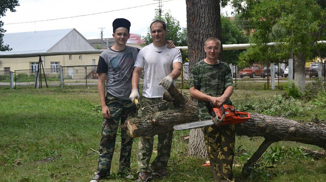 Каширинские казаки помогли школе хутора Ленина справиться с последствиями стихии