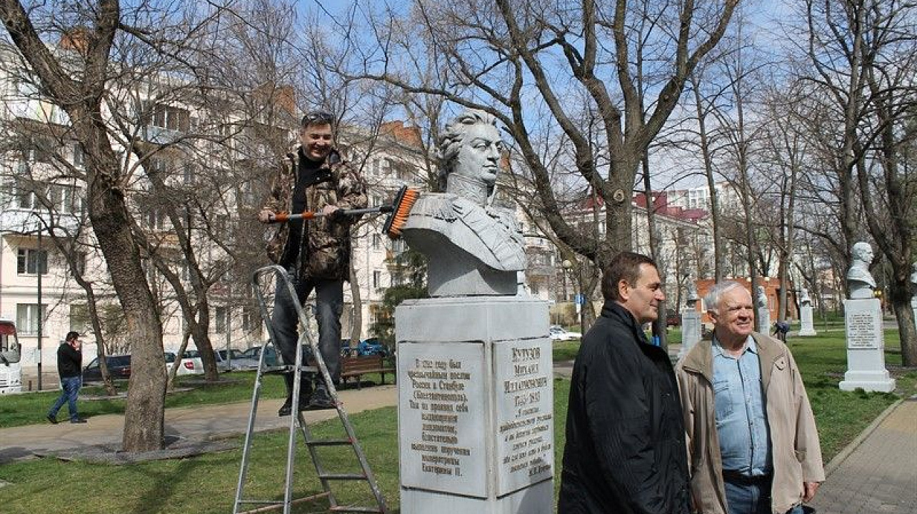 "Боевое братство" провело субботник у памятника Суворову.jpg