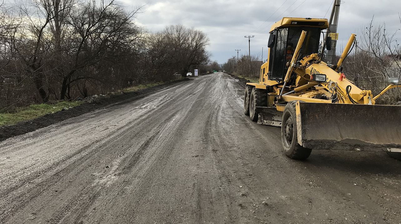 В станице Елизаветинской продолжают ремонтировать дороги