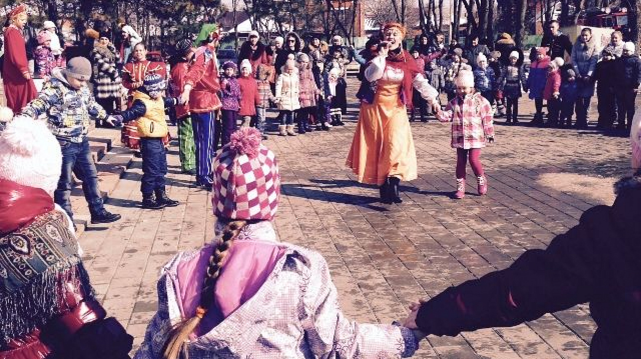 В Славянском микрорайоне прошли массовые масленичные гуляния.jpg