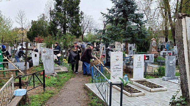 На субботнике привели в порядок заброшенные могилы на Пашковском кладбище