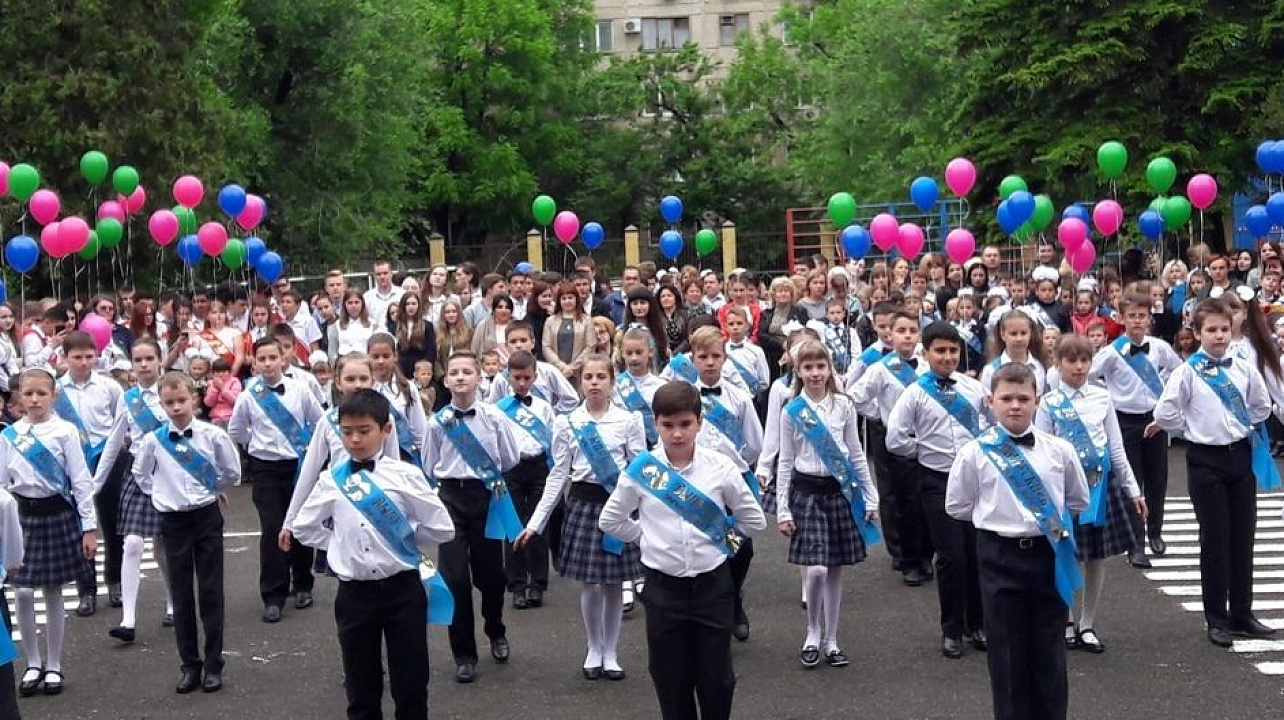 Последний звонок прозвенел в школах Западного округа