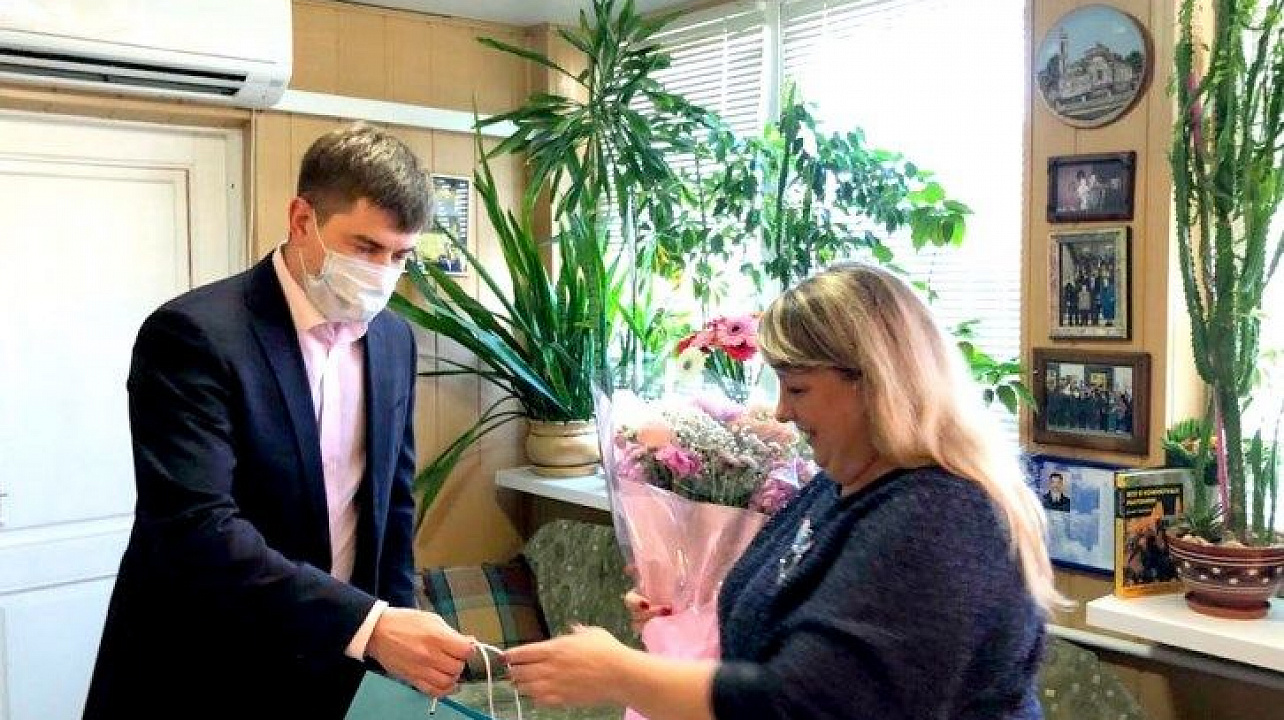 Глава администрации Западного внутригородского округа города Краснодара встретился с семьей Героя России Игоря Яцкова...jpg