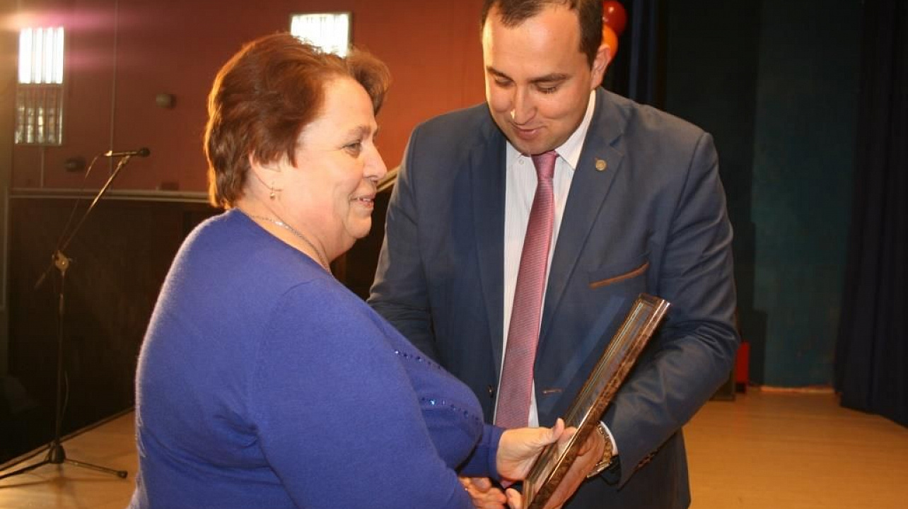 Творческие коллективы Прикубанского округа дали большой концерт в честь Дня матери