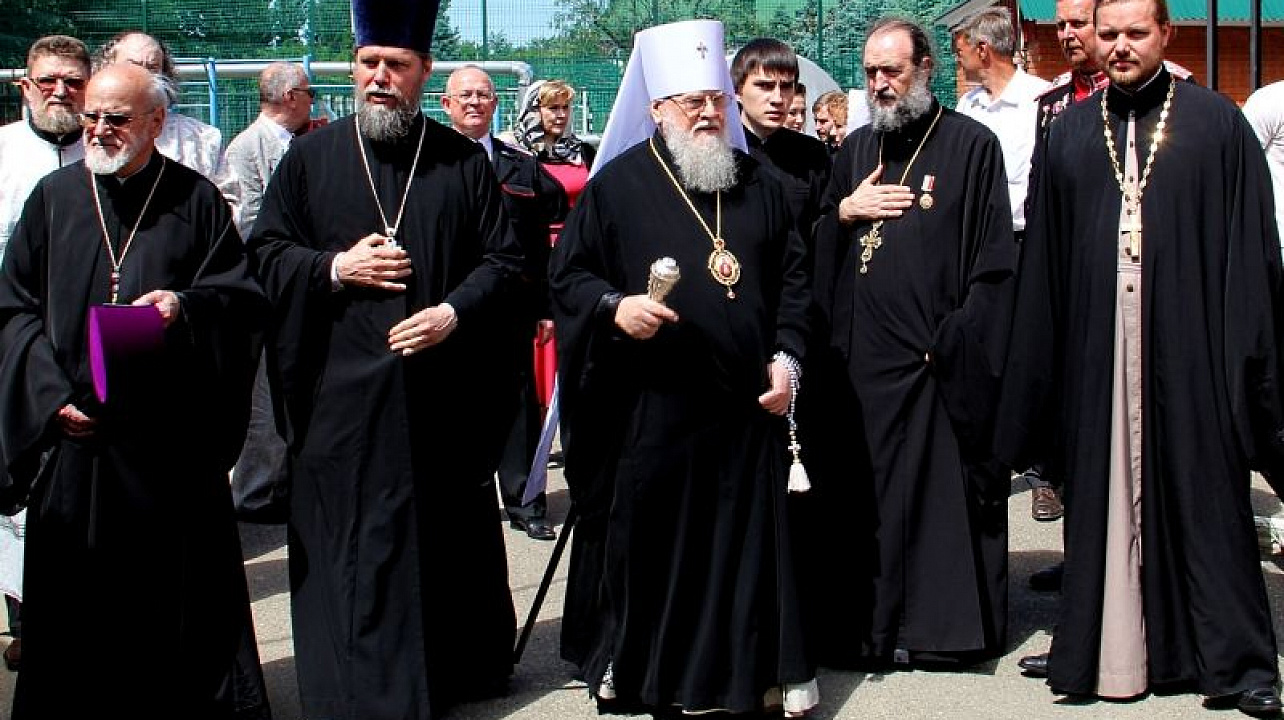 Казаки приняли участие в праздничном Богослужении в честь 25-летия Храма Рождества Христова