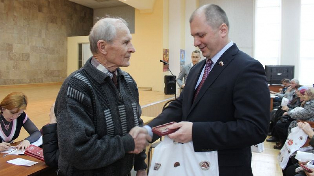 В администрации Центрального округа проходят торжественные вручения юбилейных медалей