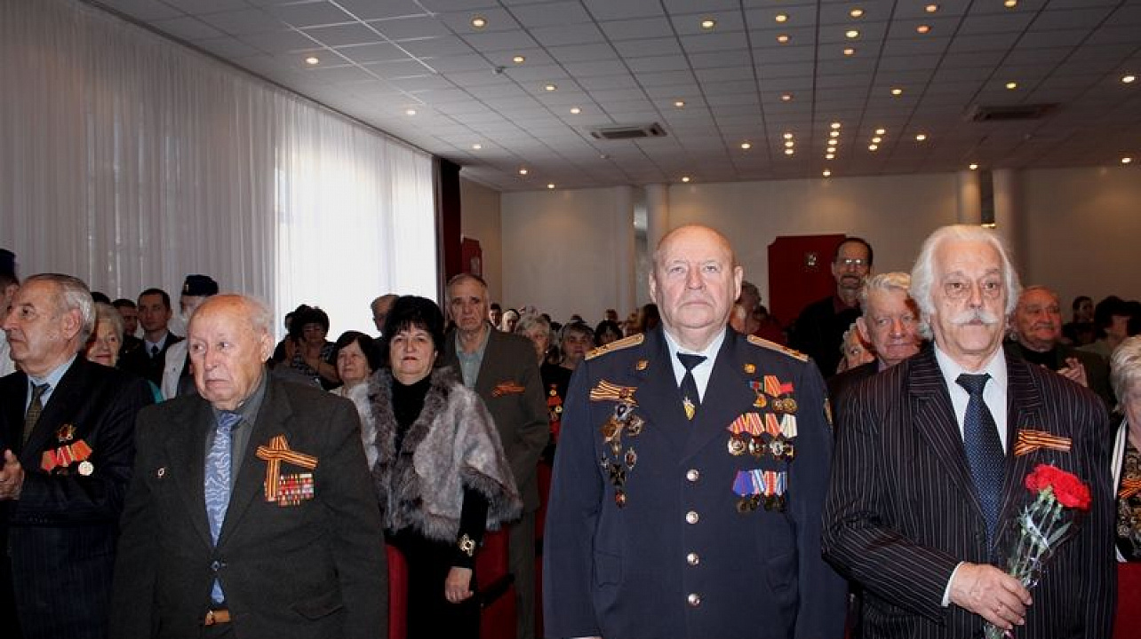 В школе № 32 торжественно поздравили защитников блокадного Ленинграда