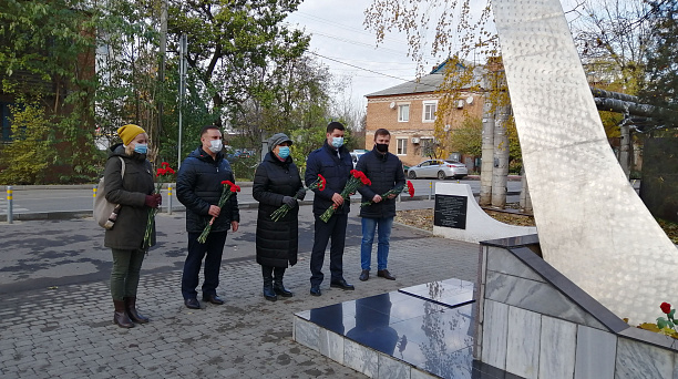 Сегодня глава администрации Прикубанского округа Александр Журавлев возложил цветы у могилы Неизвестного летчика по улице Совхозной