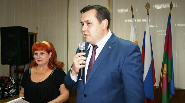 В Прикубанском округе ко Дню города наградили самых активных горожан и вручили паспорта молодежи