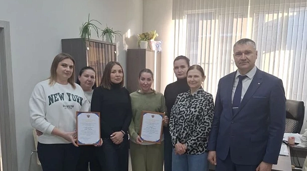 Администрацией Карасунского округа вручены благодарственные письма от «Генической школы №3 Гениченского района» Херсонской области предприятиям округа