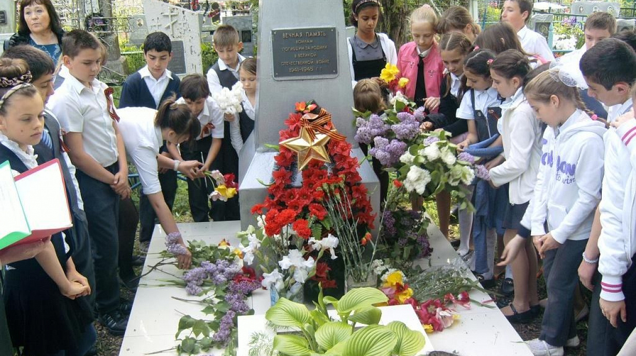 У памятника военным летчикам по улице Народной проведен митинг в честь юбилея Победы