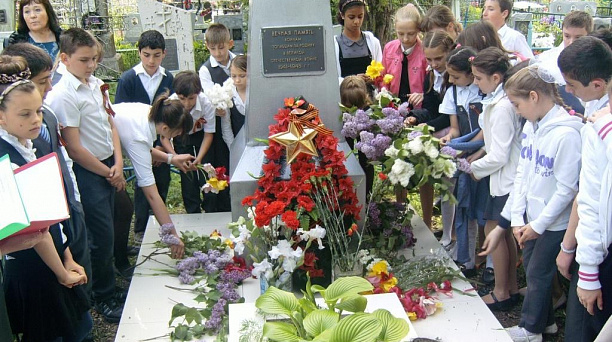 У памятника военным летчикам по улице Народной проведен митинг в честь юбилея Победы