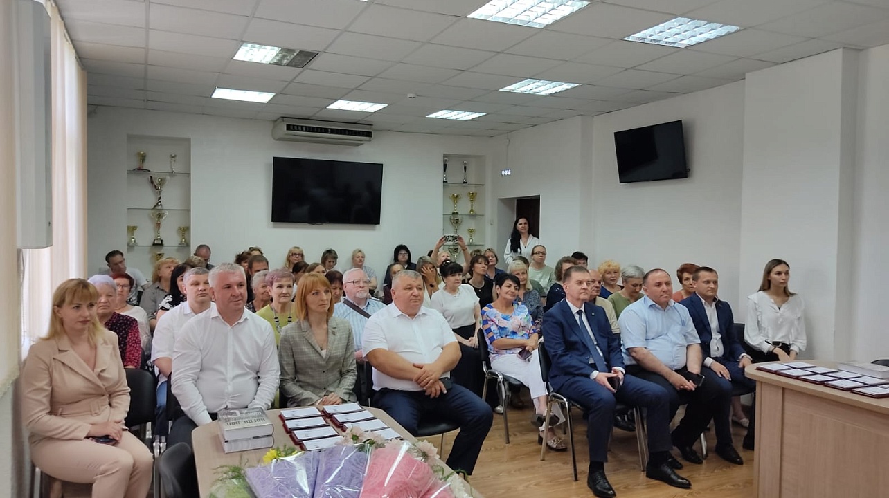 В администрации Прикубанского округа памятными медалями «За активное участие в территориальном общественном самоуправлении» наградили отличившихся общественников