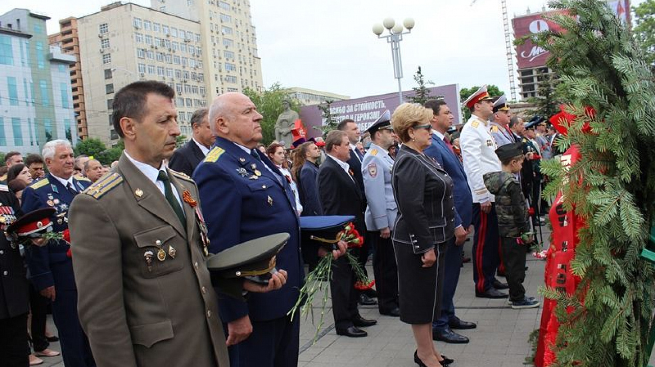 Жители Центрального округа приняли участие в церемонии возложения венков и цветов к Вечному огню