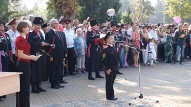 330 учащихся казачьих классов приняли присягу юных казачат