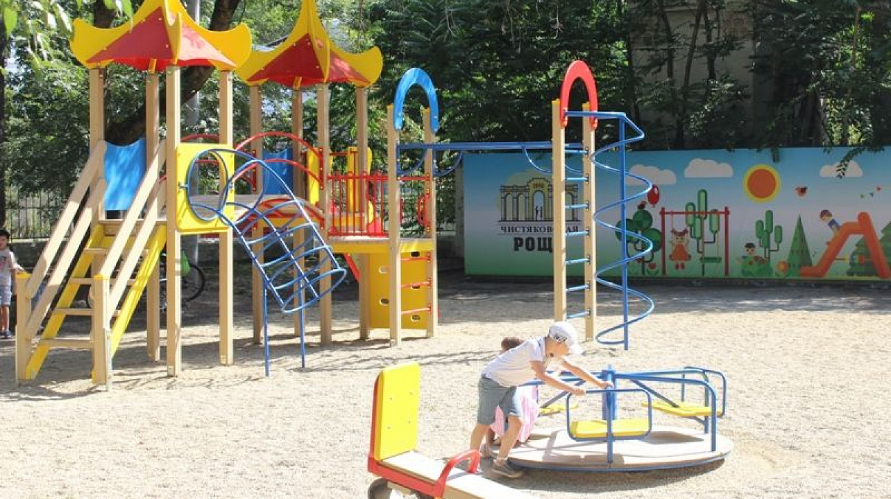 В Центральном округе торжественно открыли новую детскую площадку