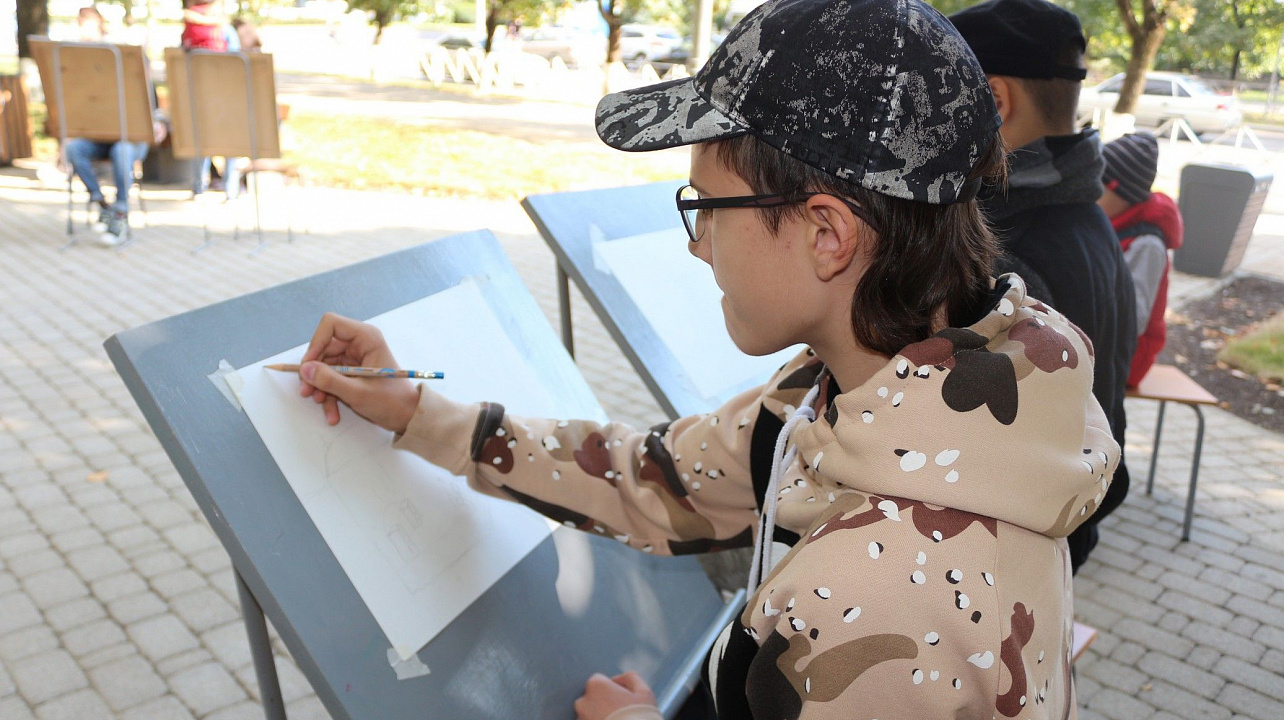 В день города глава Прикубанского округа Александр Журавлев наградил жителей округа за достижения и посетил выставку национальных культур