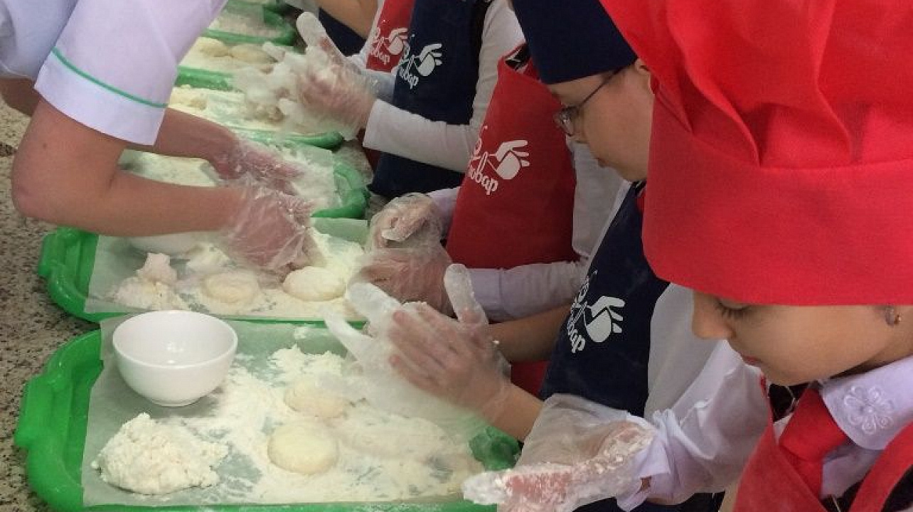 В канун Международного женского дня в школе № 5 прошел праздничный  обед